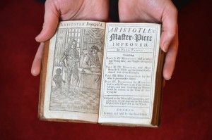 Një manual i seksit i shekullit 17, që gabimisht i atribuohej Aristotelit-publikoi Albert Vataj (11)